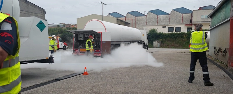 Técnicos de COSDE Tecnológico interviniendo ante liberación de gas criogénico desde cisterna en instalación industrial, como respuesta a incidente operativo