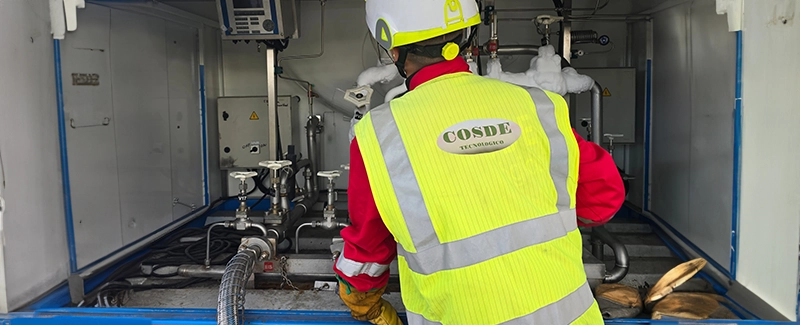 Técnico de COSDE Tecnológico operando sistema de válvulas para carga y descarga segura de gases o líquidos industriales peligrosos